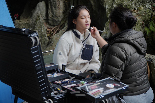 Để chuẩn bị cho cảnh quay bị chìm xuống nước trong ô tô, Bé Quyên tiết lộ cô dành rất nhiều thời gian tập bơi để làm quen với việc nín thở ở dưới nước, cũng như vượt qua nỗi sợ nước. Gia nhập dàn ma nữ xinh đẹp của màn ảnh Việt, Bé Quyên hy vọng ghi thêm một dấu ấn cho tuổi 24 với Đồi hành xác: Tà thuyết đen trở lại. Trong ảnh, người đẹp chụp ảnh cùng với diễn viên nhí Chúc An - đóng vai Ngư lúc nhỏ.