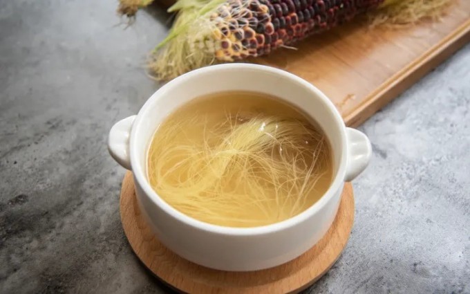 Trà râu ngô lợi tiểu, có tác dụng tốt trong việc đào thải độc tố qua thận.