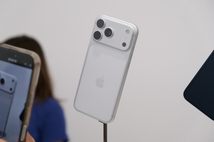 iPhone 17 Pro Max màu bạc tại lễ ra mắt ở Apple Park, tháng 9/2025. Ảnh: Tuấn Hưng