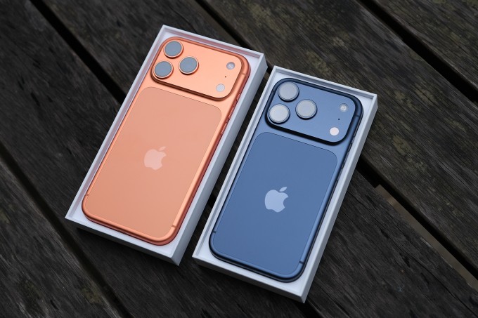Mở hộp iPhone 17 Pro và iPhone 17 Pro Max trước ngày bán tại Việt Nam, tháng 9/2025. Ảnh: Tuấn Hưng