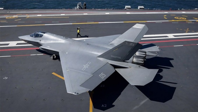 Tiêm kích J-35 di chuyển trên sàn tàu sân bay Phúc Kiến trong ảnh công bố ngày 22/9. Ảnh: PLAN