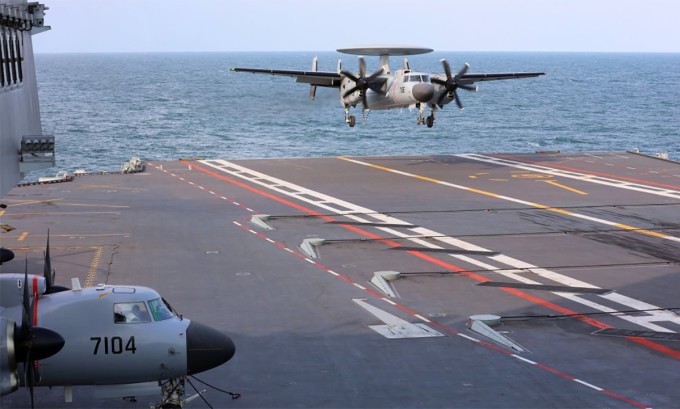 Máy bay KJ-600 đáp xuống tàu sân bay Phúc Kiến trong ảnh công bố ngày 22/9. Ảnh: PLAN