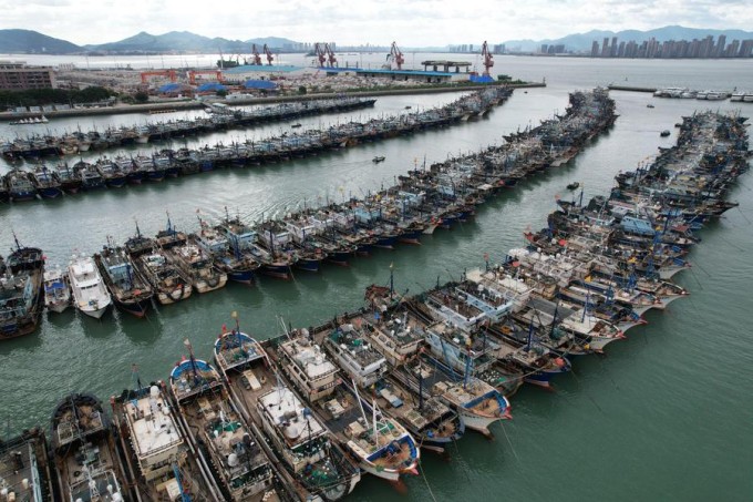 Tàu bè neo đậu tại cảng cá ở Hạ Môn, Phúc Kiến, đông nam Trung Quốc ngày 22/9. Ảnh: Xinhua