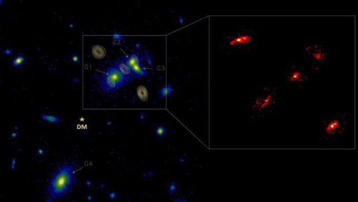 Các đốm đỏ tạo nên "thập tự Einstein" ở rìa vùng vũ trụ nhìn thấy được thực chất là 5 hình ảnh được nhân bản của 1 thiên hà duy nhất - Ảnh: ALMA (ESO/NAOJ/NRAO)