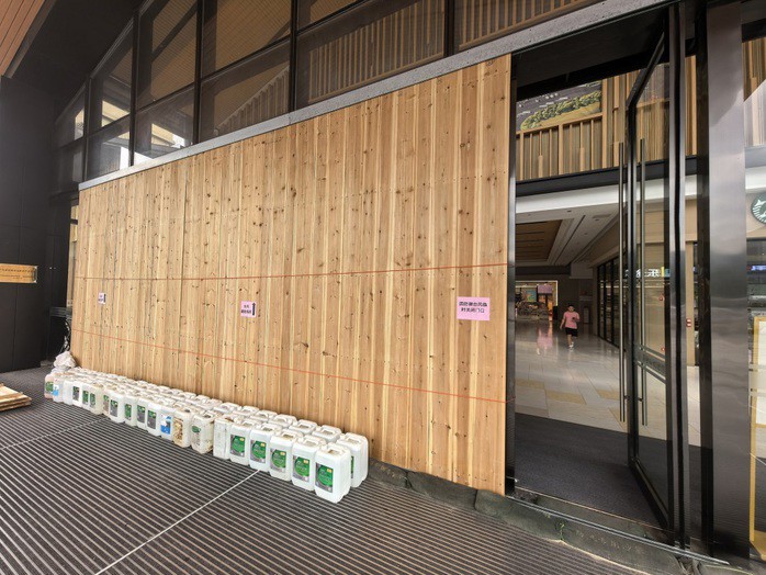 Cửa kính được gia cố bằng ván gỗ và thùng chứa nước. Ảnh: The Paper