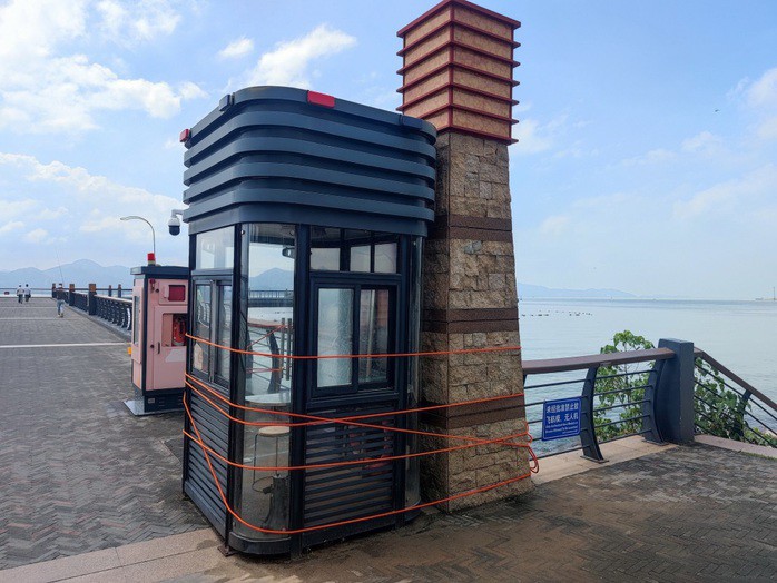 Chốt bảo vệ tại Công viên vịnh Thâm Quyến được buộc chặt để gia cố. Ảnh: The Paper