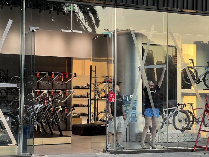 Cửa hàng ở Thâm Quyến dán băng keo hình chữ "X" lên cửa kính để chống bão. Ảnh: The Paper