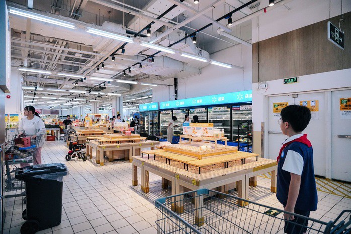 Ngày 22-9, người dân TP Huệ Châu, tỉnh Quảng Đông, tích trữ đồ dùng sinh hoạt. Ảnh: The Paper