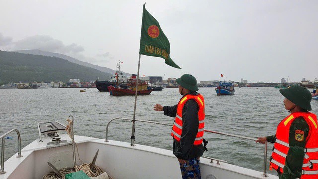 Tàu thuyền tránh trú trước khi bão Ragasa đổ bộ.