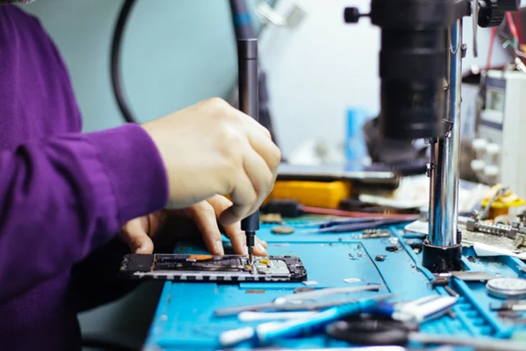 Nhiều thành phần linh kiện khác nhau trên iPhone có nguồn gốc từ hàng trăm chuỗi cung ứng toàn cầu.