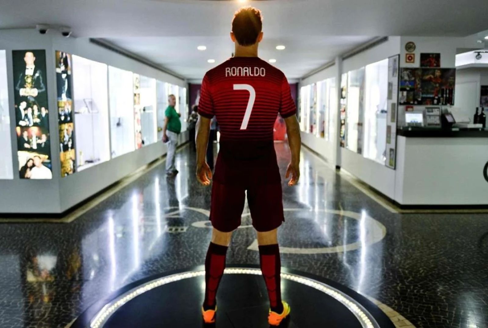 Ronaldo mặc áo đấu của đội tuyển Bồ Đào Nha, đội bóng anh đã gắn bó hơn hai thập kỷ và cùng vô địch Euro 2016 và Nations League 2019.