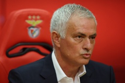 Mourinho lại phát biểu sốc: "Ở nhà còn kiếm nhiều tiền hơn làm ở Benfica"