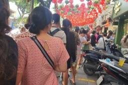 Thị trường - Tiêu dùng - Loại bánh trung thu “mới nổi” ở Hà Nội “lên cơn sốt”, khách xếp hàng chật kín vỉa hè chờ mua