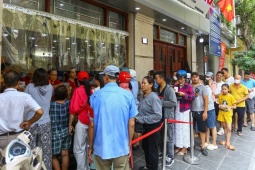 Thị trường - Tiêu dùng - Không phải “phố vàng”, đây mới là nơi “nóng” nhất những ngày này khi hàng trăm người kéo đến xếp hàng