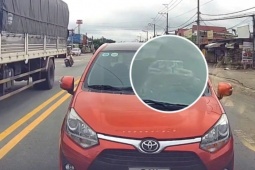 Khó tin người phụ nữ lái xe ô tô ngược chiều, lại không chịu nhường đường