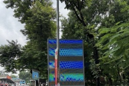 Thị trường - Tiêu dùng - Biển quảng cáo lạ lùng trên vỉa hè ở Hà Nội, người đi bộ chật vật lách qua