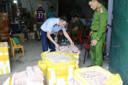 Phát hiện hàng nghìn chân gà, xúc xích, nem chua không rõ nguồn gốc