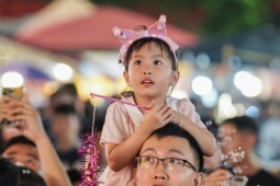 Đông nghịt người chơi Trung thu sớm trên phố Hàng Mã