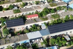 Thị trường - Tiêu dùng - Hàng trăm tấm pin điện mặt trời mái nhà giúp cả làng đổi đời