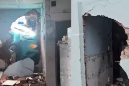 Tin tức trong ngày - Taxi công nghệ tông thủng tường nhà dân ở TPHCM