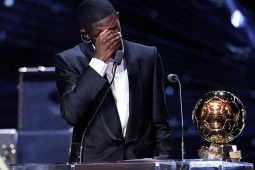 Dembele nhận Quả bóng Vàng từ Ronaldinho, bật khóc ăn mừng với mẹ