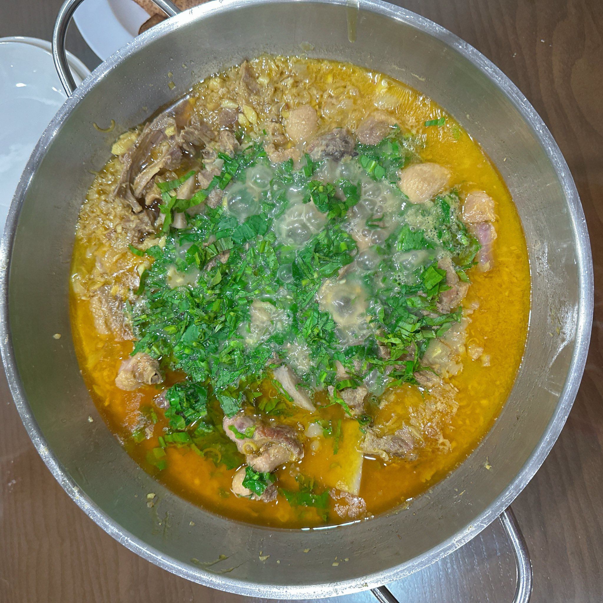 Thành phẩm: Nước dùng sánh mịn, thơm mùi chao, béo ngậy khoai môn, thịt vịt thấm đẫm gia vị. Ăn kèm bún hoặc cơm đều rất ngon!