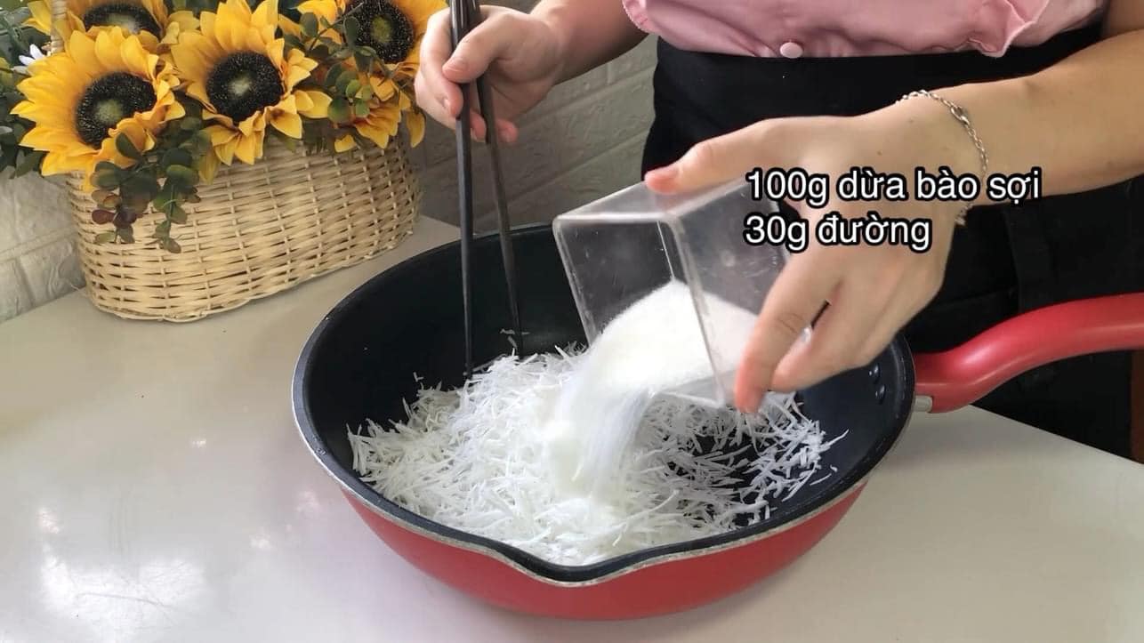 Dừa bào sợi ướp với đường ít nhất 30 phút trước khi sên để dừa ngấm đường.