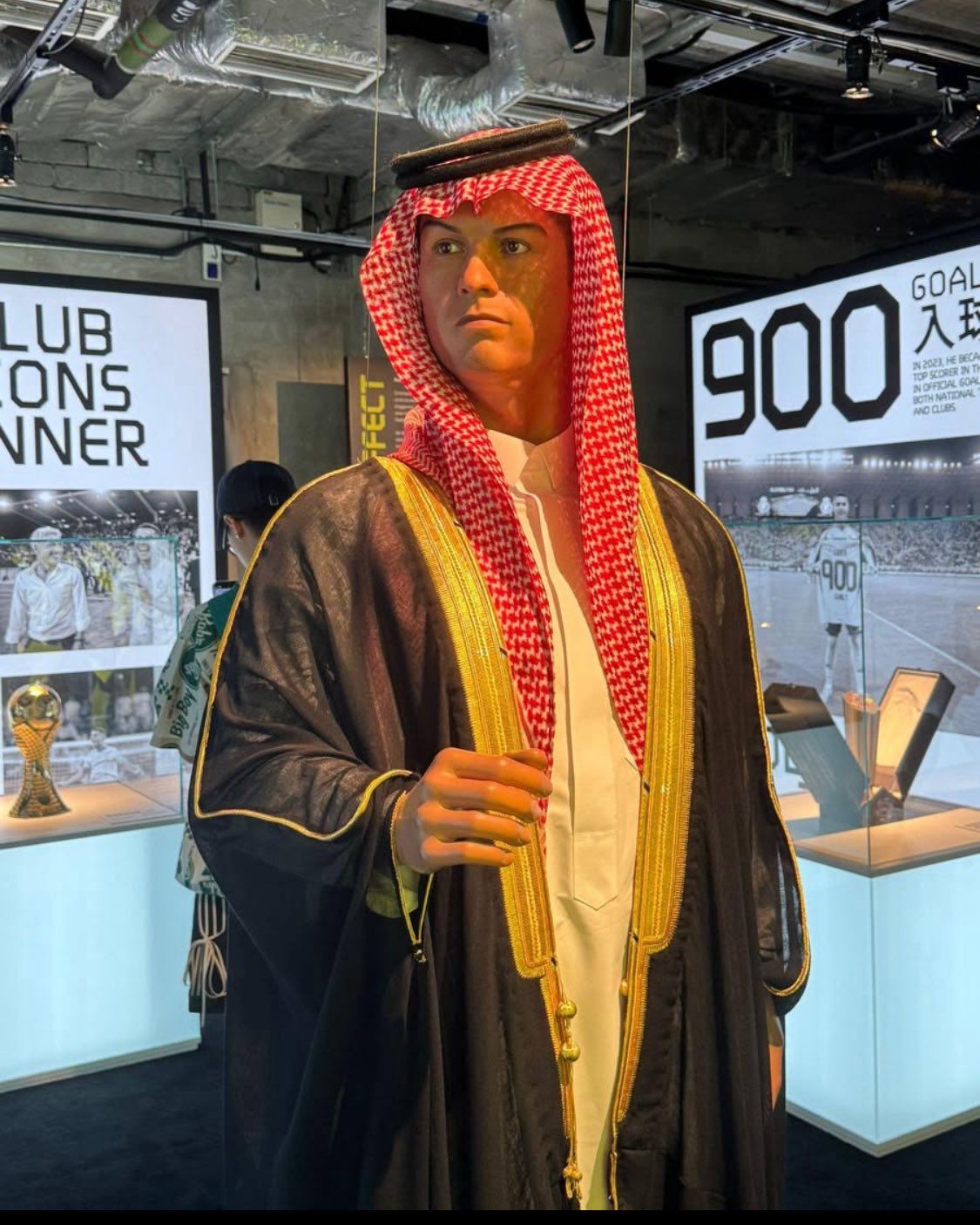 Mô hình sáp bên trong CR7 Life Museum ở Hồng Kông, mô phỏng Cristiano Ronaldo trong trang phục truyền thống của Ả Rập Saudi. Anh từng chuyển đến chơi cho CLB Al Nassr tại Saudi Pro League vào cuối năm 2022.