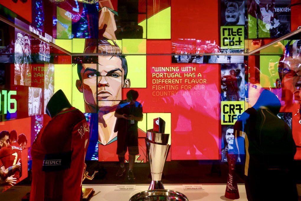 Áo thi đấu, giải thưởng Ronaldo được treo trang trọng ở khu trưng bày