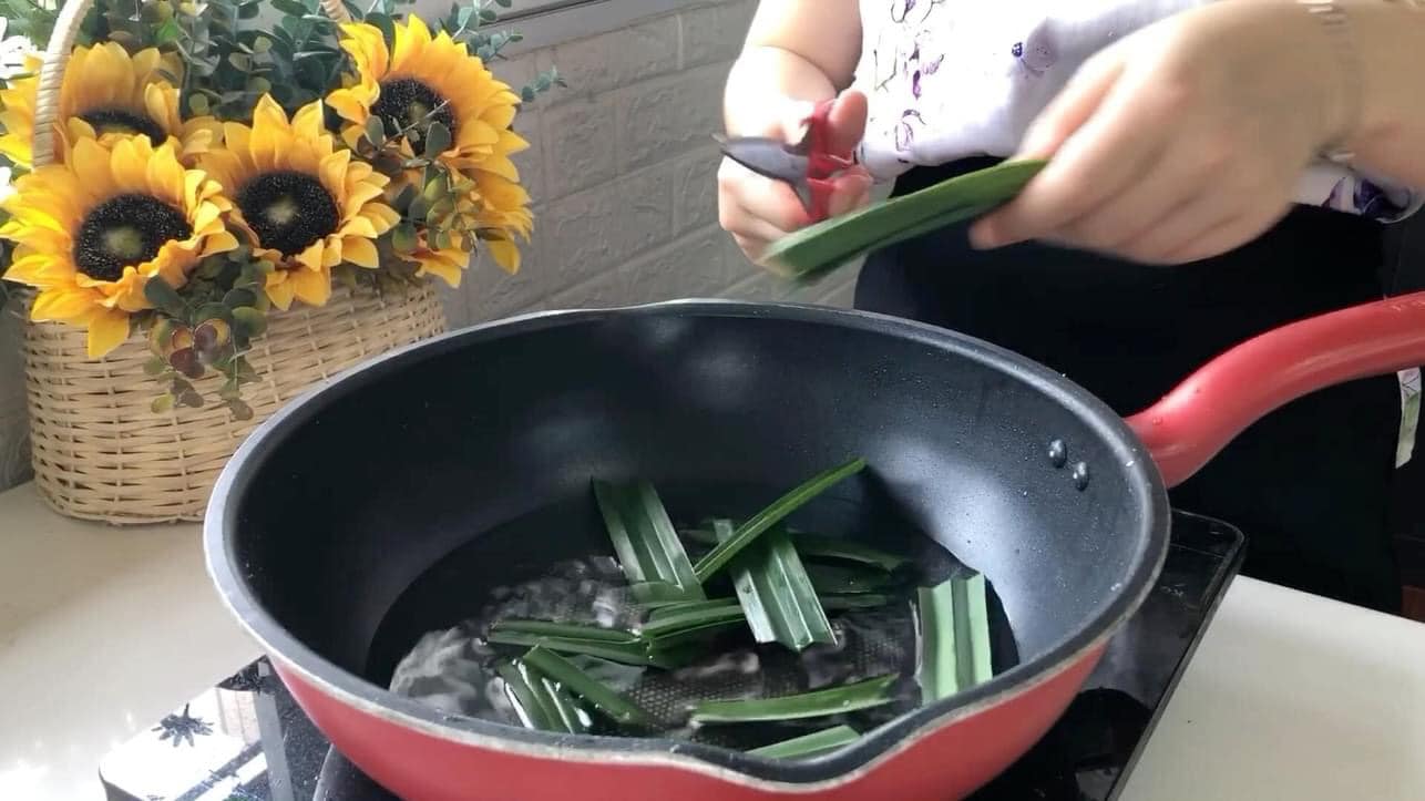 Cho lá dứa vào nước, đun sôi rồi giảm về lửa nhỏ nấu thêm 5 phút&nbsp;để thu lấy nước thơm.