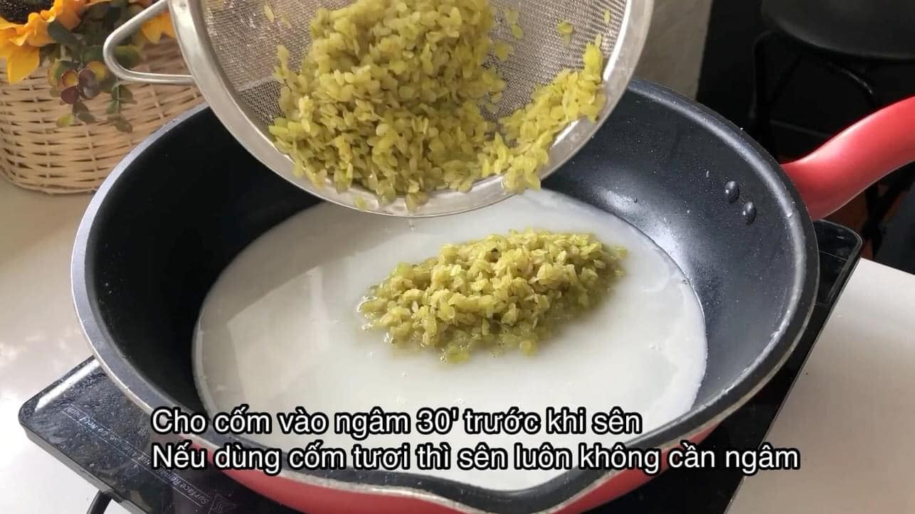Vớt bỏ lá dứa, thêm vào nước cốt dừa + đường + dầu ăn + màu xanh lá mạ thực phẩm + cốm khô đã rửa sạch. Lưu ý,&nbsp;ngâm cốm 30 phút trước khi xào. Nếu dùng cốm tươi thì sên luôn không cần ngâm.