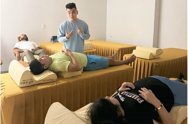 Ưng Hoàng Phúc kinh doanh trung tâm chăm sóc sức khỏe cột sống.