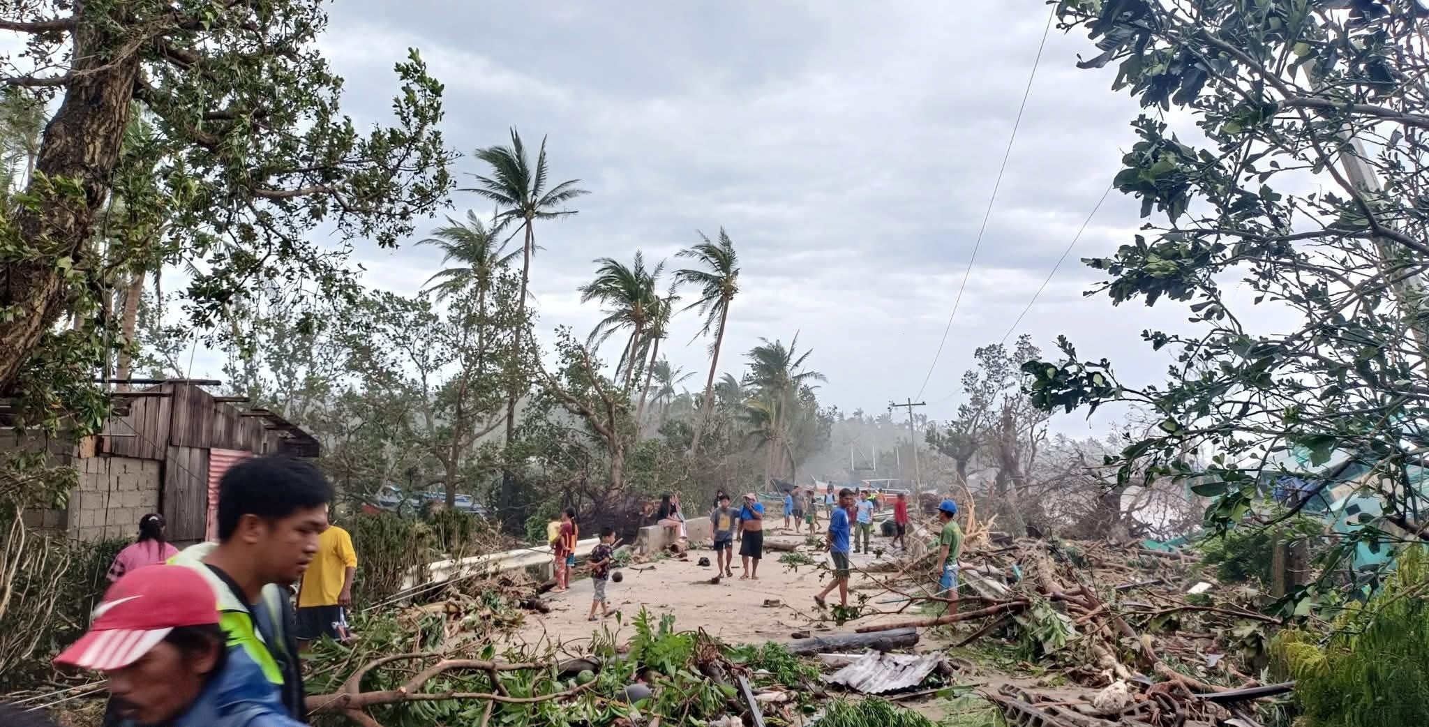 Cảnh tan hoang sau khi siêu bão Ragasa quét qua miền bắc Philippines - 14