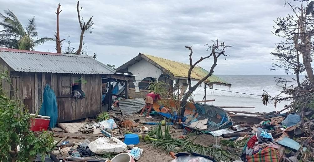 Cảnh tan hoang sau khi siêu bão Ragasa quét qua miền bắc Philippines - 13