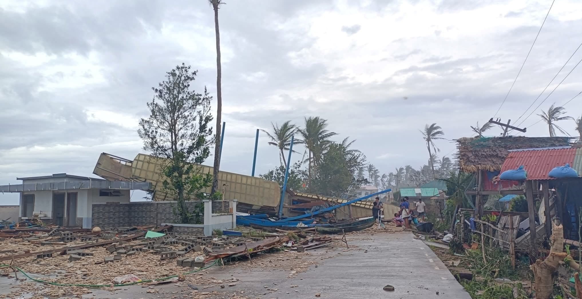 Cảnh tan hoang sau khi siêu bão Ragasa quét qua miền bắc Philippines - 12