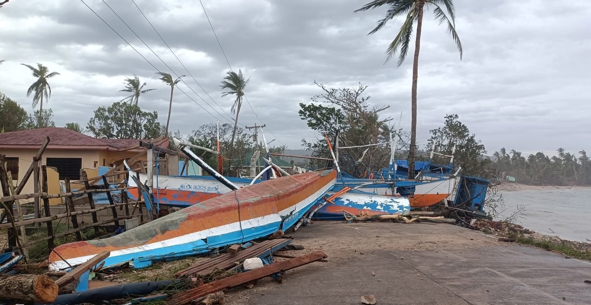 Tàu thuyền bị hất văng, nằm ngổn ngang ở Philippines do sức gió cực mạnh của siêu bão Ragasa. Ảnh: MDRRMO Calayan / Jeo Arirao