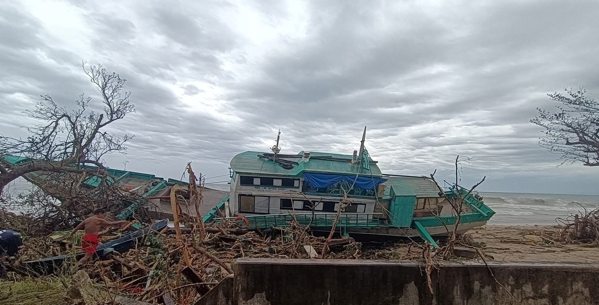 Cảnh tan hoang sau khi siêu bão Ragasa quét qua miền bắc Philippines - 4