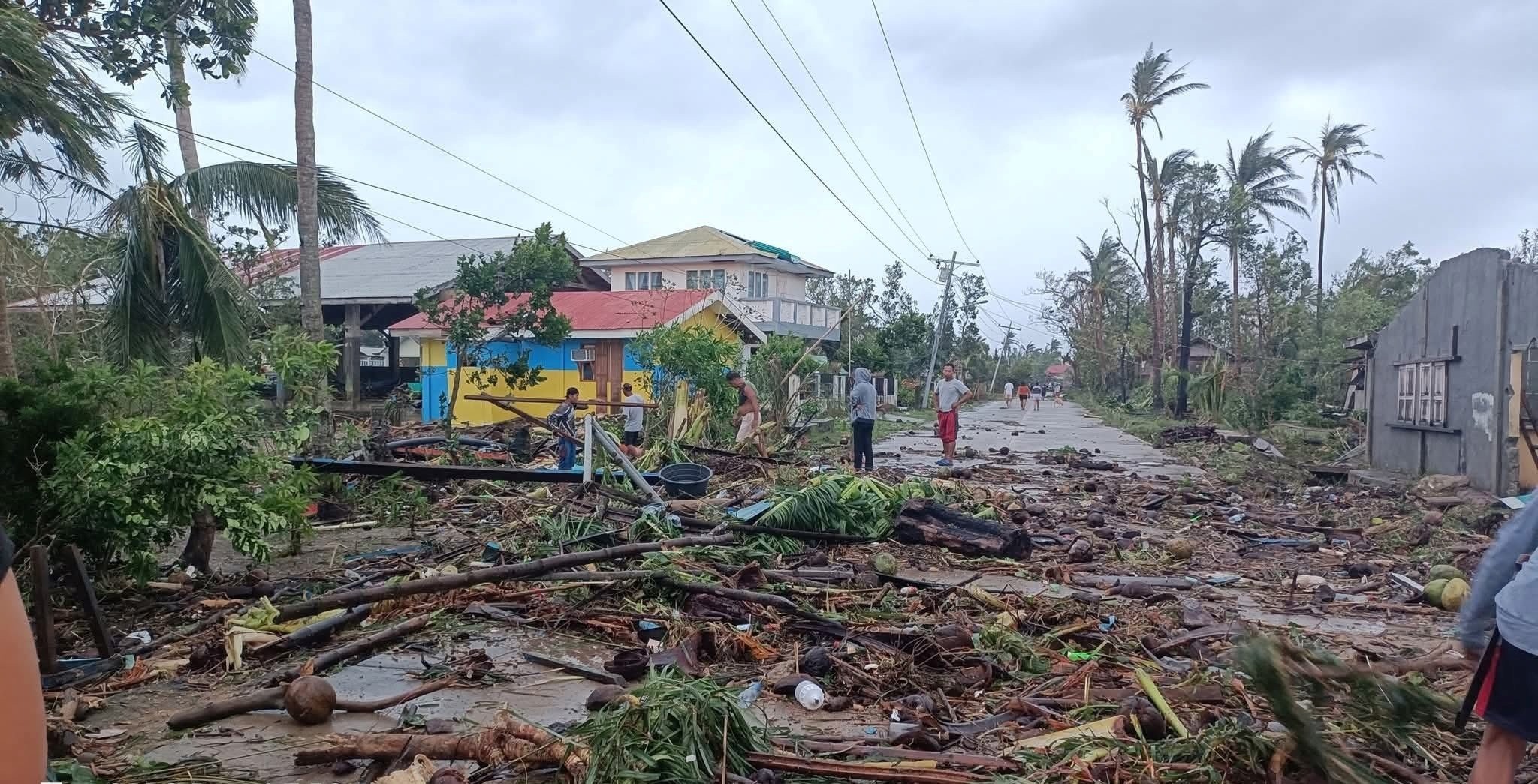 Người dân địa phương ở đảo Calayan ra ngoài xem xét sau khi siêu bão đi qua. Gạch đá, bùn đất, cây cối, mảnh vỡ, rác thải nằm ngổn ngang trên đường. Ảnh: MDRRMO Calayan / Jeo Arirao