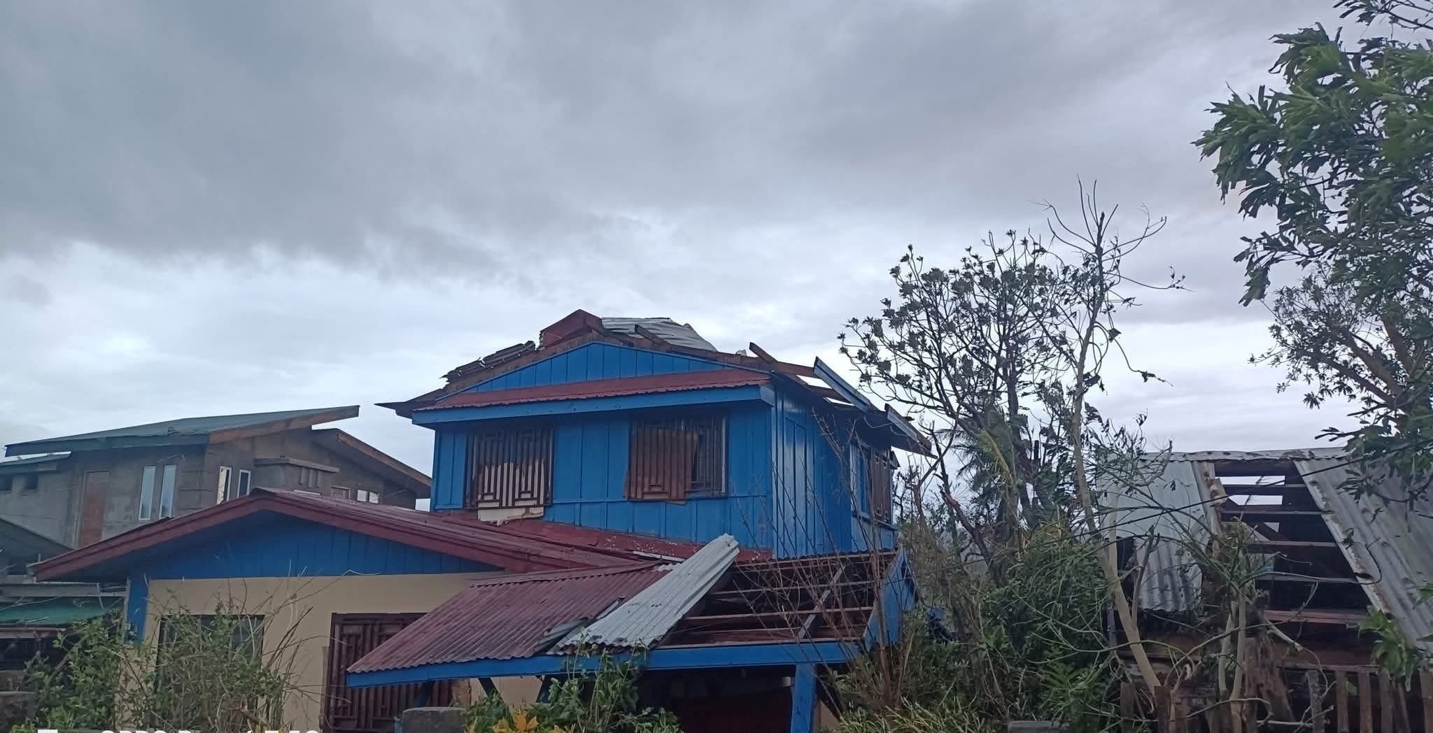 Cảnh tan hoang sau khi siêu bão Ragasa quét qua miền bắc Philippines - 10