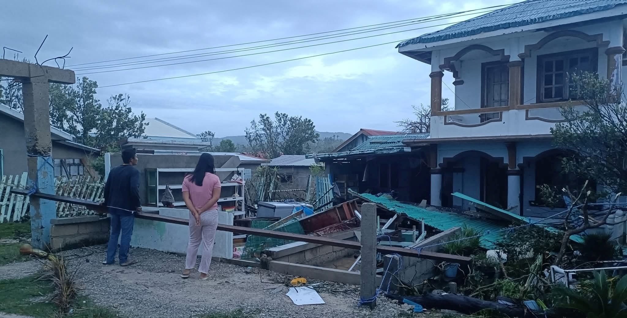 Cảnh tan hoang sau khi siêu bão Ragasa quét qua miền bắc Philippines - 9