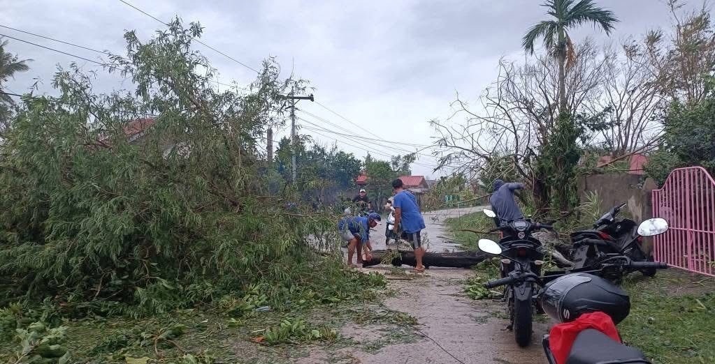 Cảnh tan hoang sau khi siêu bão Ragasa quét qua miền bắc Philippines - 7