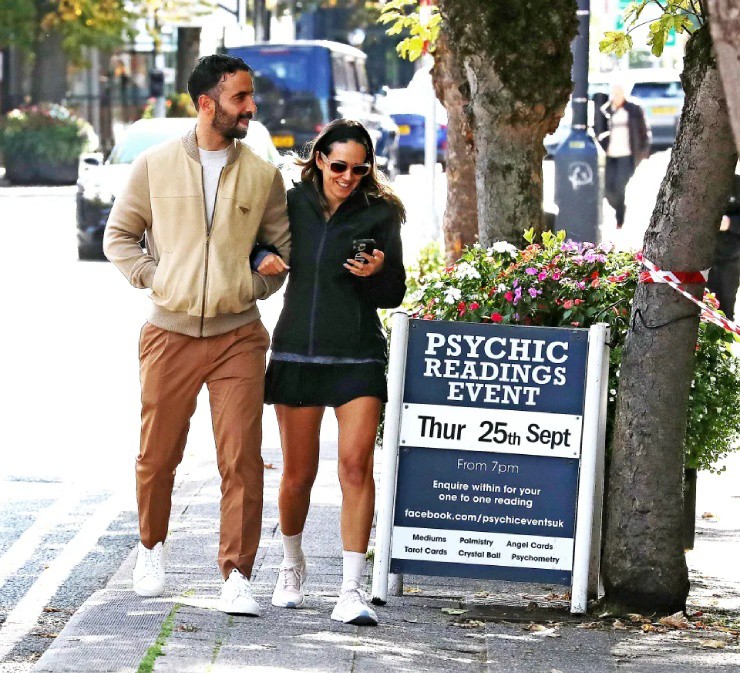 2 vợ chồng HLV Amorim dừng chân tại một cửa tiệm xem bói