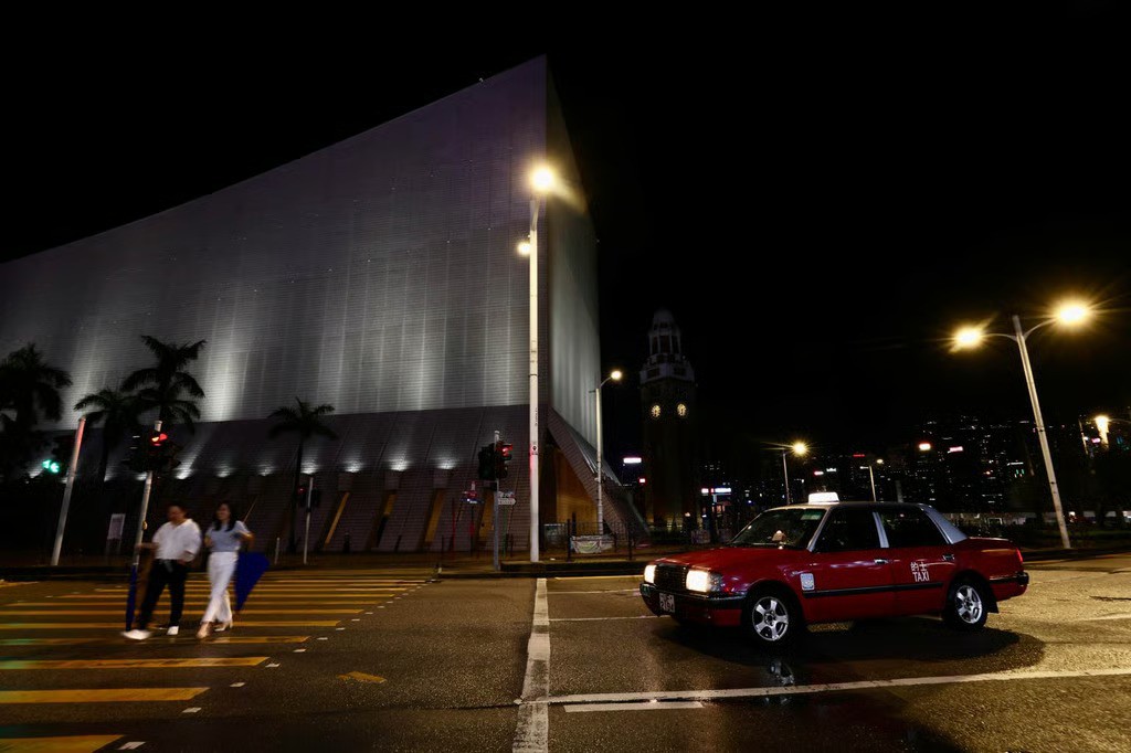 Đường phố ở Hong Kong gần như vắng tanh khi siêu bão sắp đổ bộ (ảnh: SCMP)