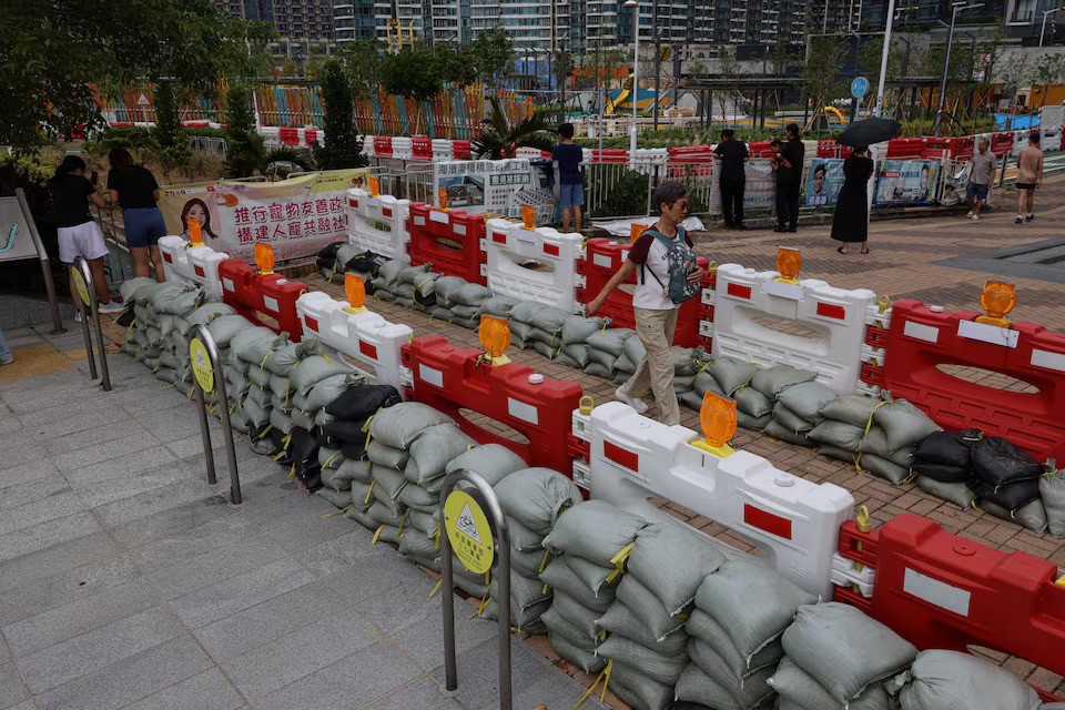Một đoạn đường được đắp bao cát để ngăn lũ ở Hong Kong (ảnh: Reuters)
