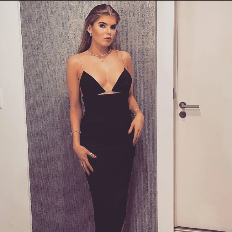 Mỹ nhân sở hữu vóc dáng nóng bỏng cùng gu thời trang ấn tượng