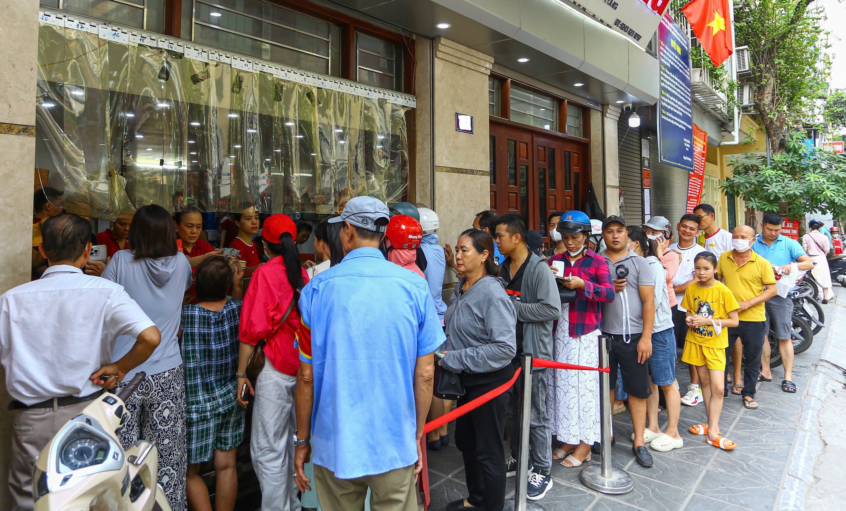 Từ đầu năm đến nay, nhiều người đã quen thuộc với hình ảnh hàng trăm người kéo đến xếp hàng mua vàng mỗi ngày tại “phố vàng” Trần Nhân Tông (Hà Nội) khi giá hàng liên tục tăng nóng. Tuy nhiên, vài ngày gần đây, khi Tết Trung thu đang đến gần, cảnh tượng hàng trăm người rồng rắn xếp hàng lại diễn ra trên phố Thuỵ Khuê (Hà Nội) để mua bánh trung thu khiến con phố này trở nên nhộn nhịp hơn cả “phố vàng”.