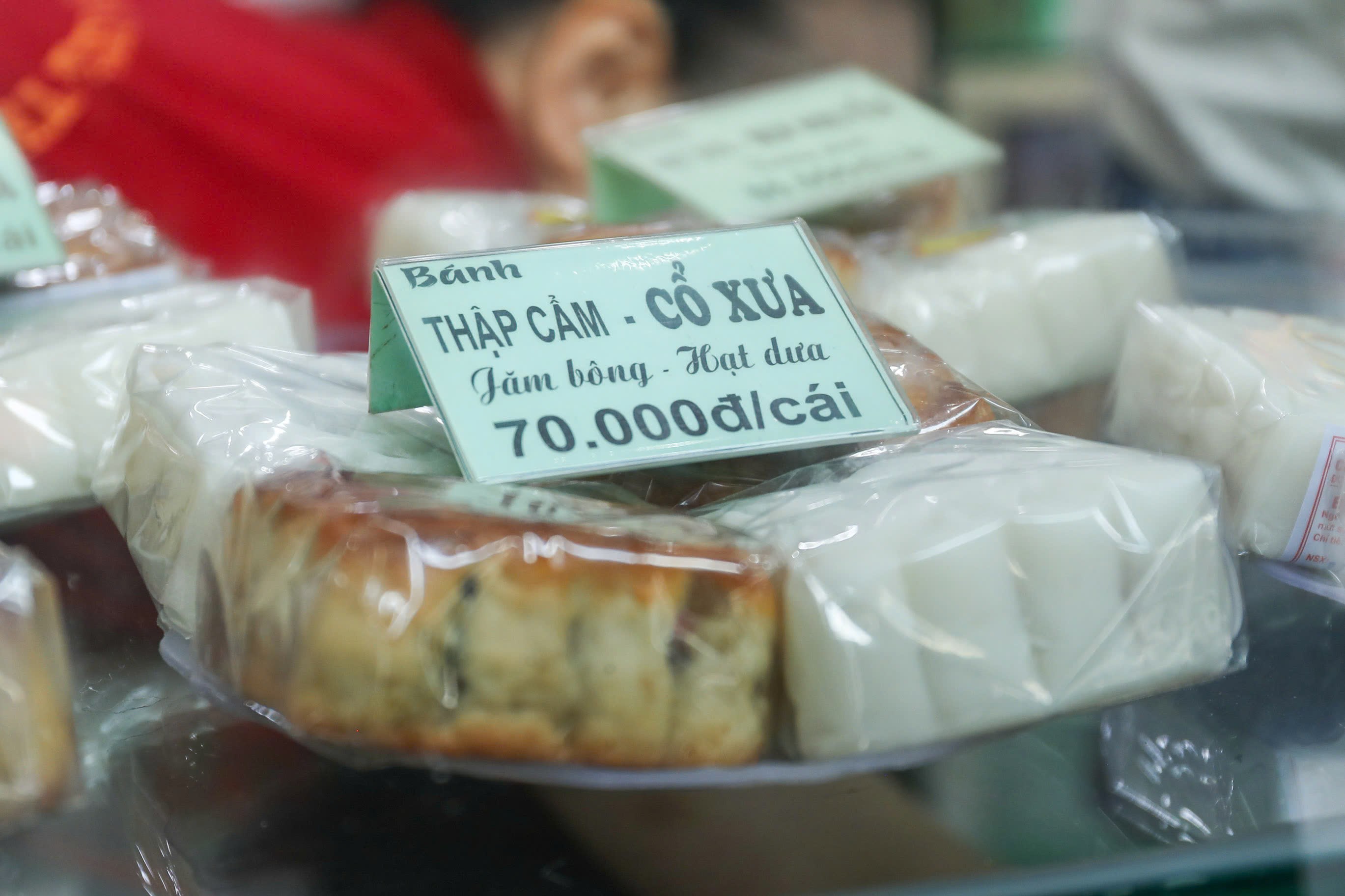 Anh Đăng cho biết, các loại bánh trung thu truyền thống như thập cẩm, đậu xanh luôn được khách hàng ưa chuộng.