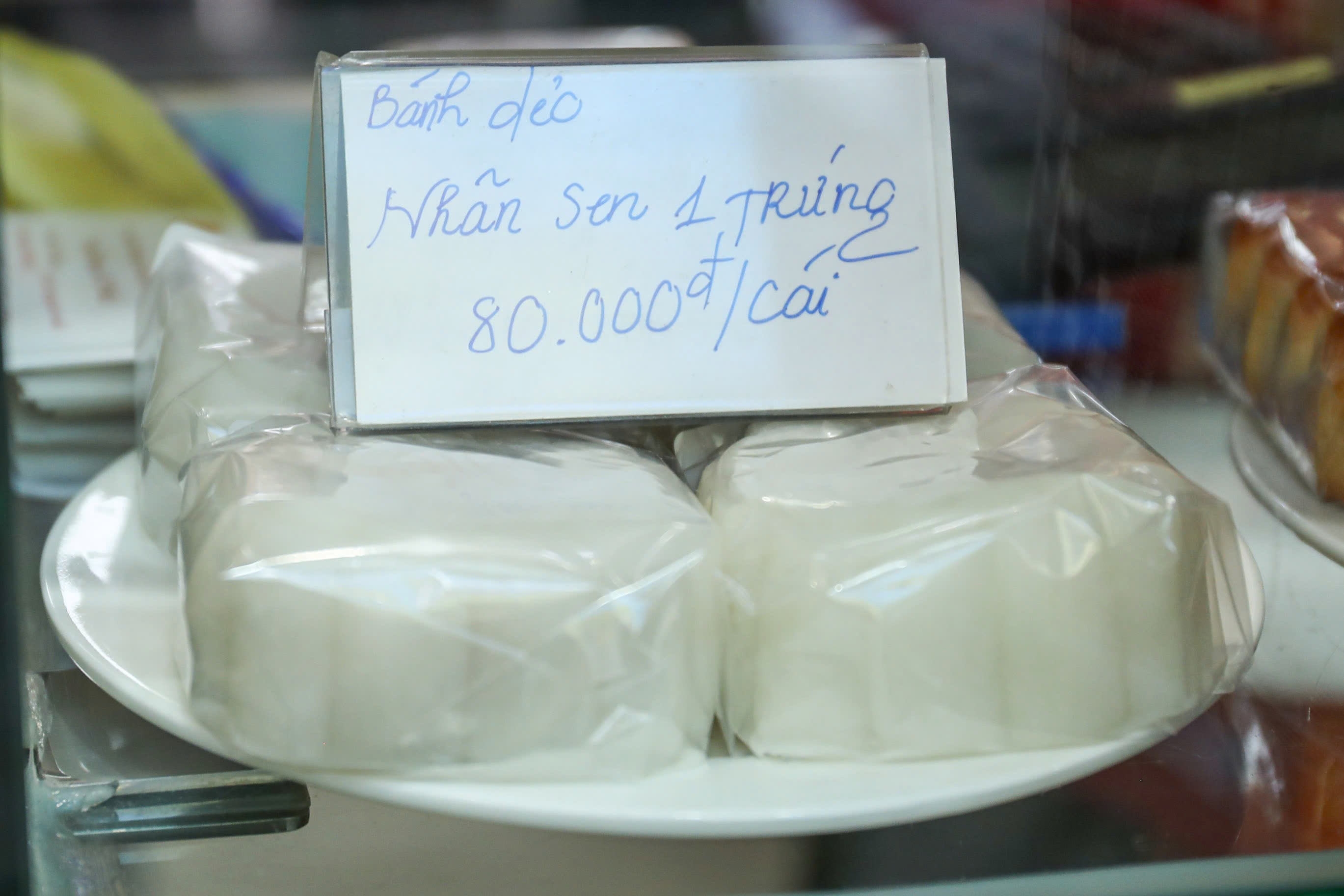 "Năm nay, giá nguyên liệu đầu vào tăng nên một số loại bánh phải điều chỉnh nhẹ so với mọi năm. Đơn cử như bánh nướng thập cẩm tăng từ 55.000 đồng/chiếc lên 60.000 đồng/chiếc, bánh dẻo chay từ 25.000 đồng/chiếc lên 30.000 đồng/chiếc. Các loại nhân khác vẫn giữ nguyên giá, chỉ những loại có nguyên liệu tăng nhiều mới phải điều chỉnh", anh Đăng nói.