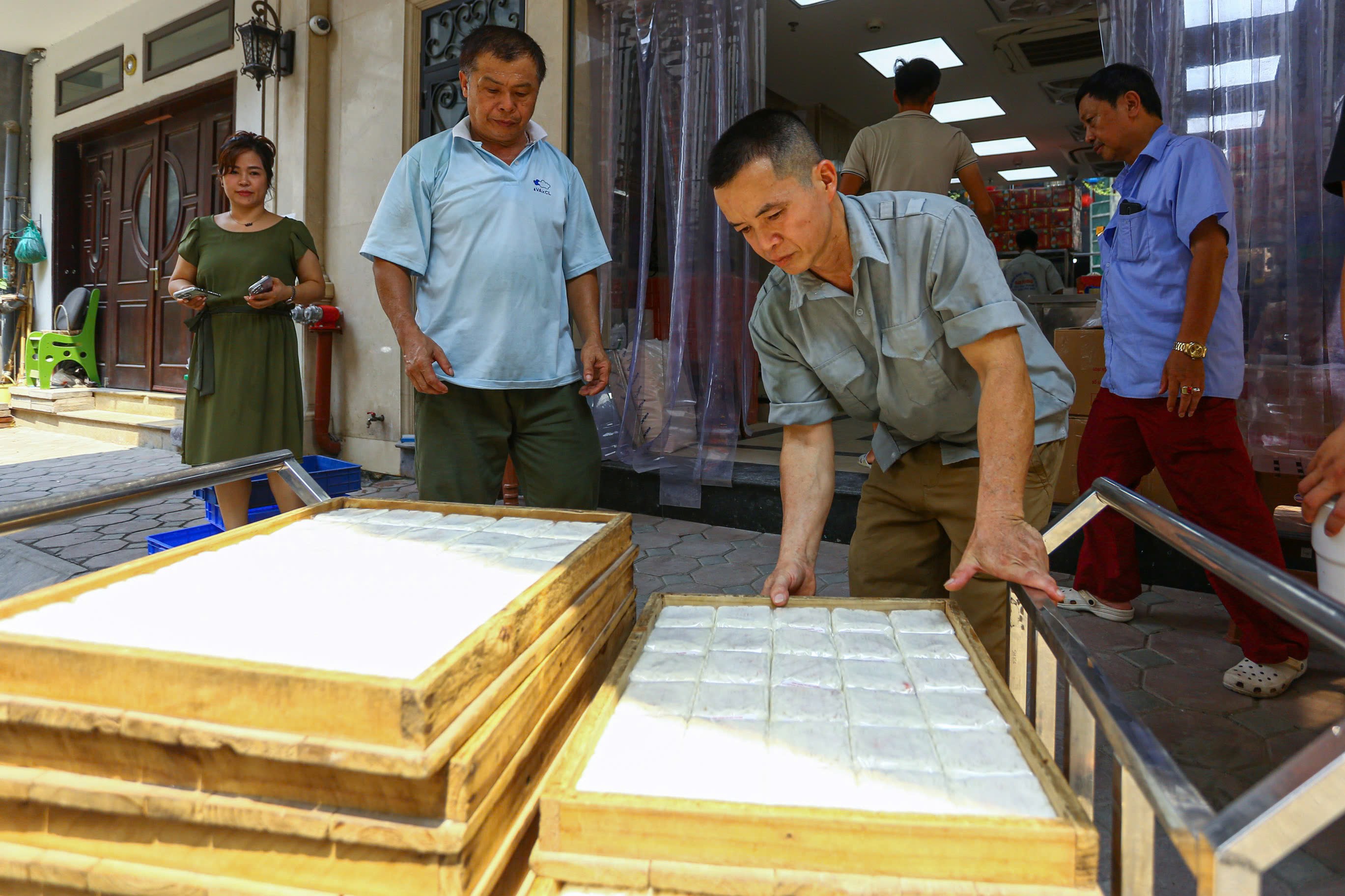 Anh Phạm Hải Đăng - chủ cửa hàng cho biết, do đặc thù bánh cổ truyền không dùng chất bảo quản, chỉ để được 3-5 ngày nên cơ sở làm đến đâu bán đến đó, không sản xuất trước.