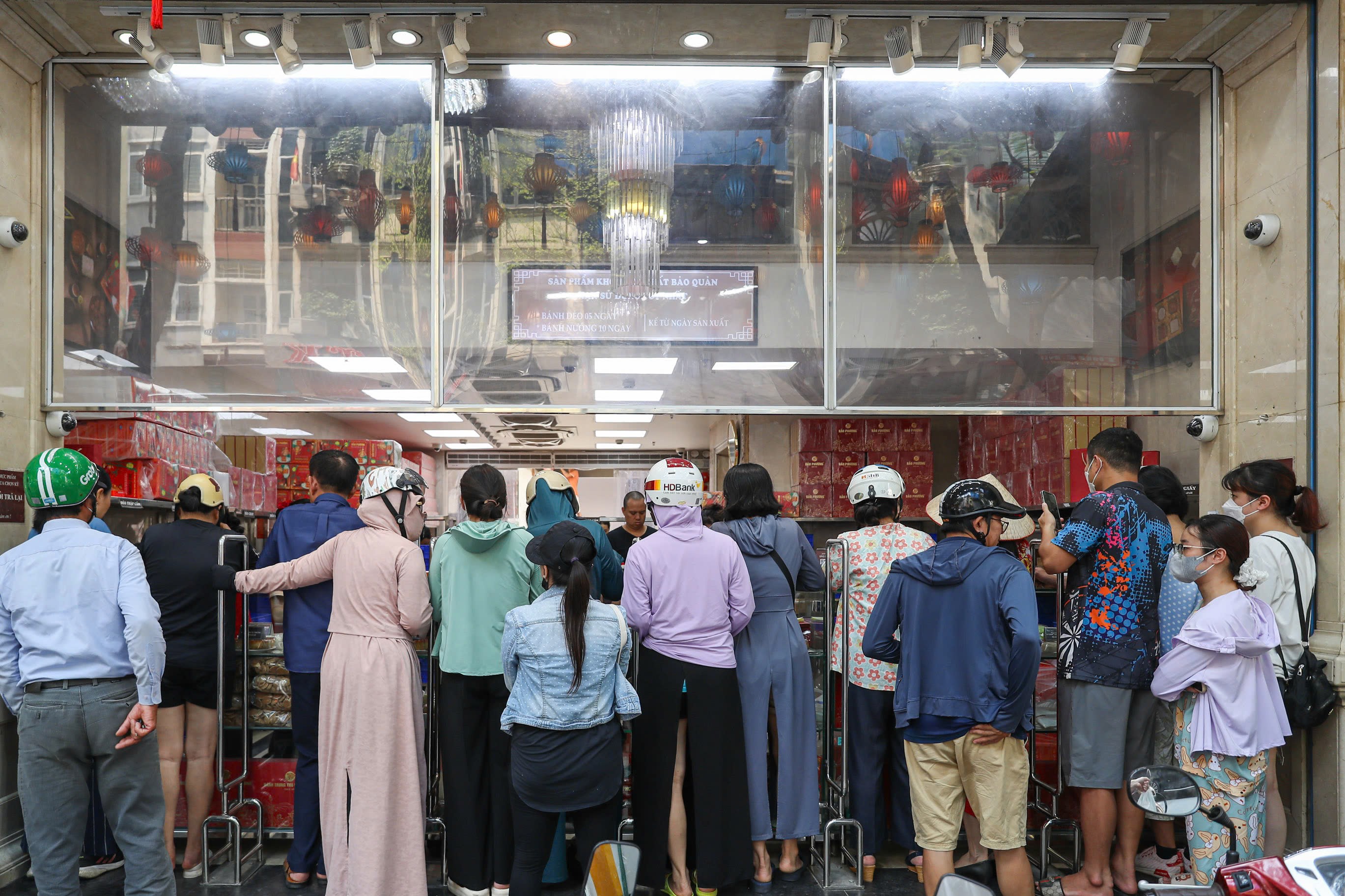 Từ một cửa hàng nhỏ bán bánh trung thu được mở ra từ năm 1954, đến nay đã được 71 năm tuổi nên cứ mỗi dịp Trung thu cận kề, hàng nghìn khách hàng từ khắp nơi kéo về mua bánh đông như hội.